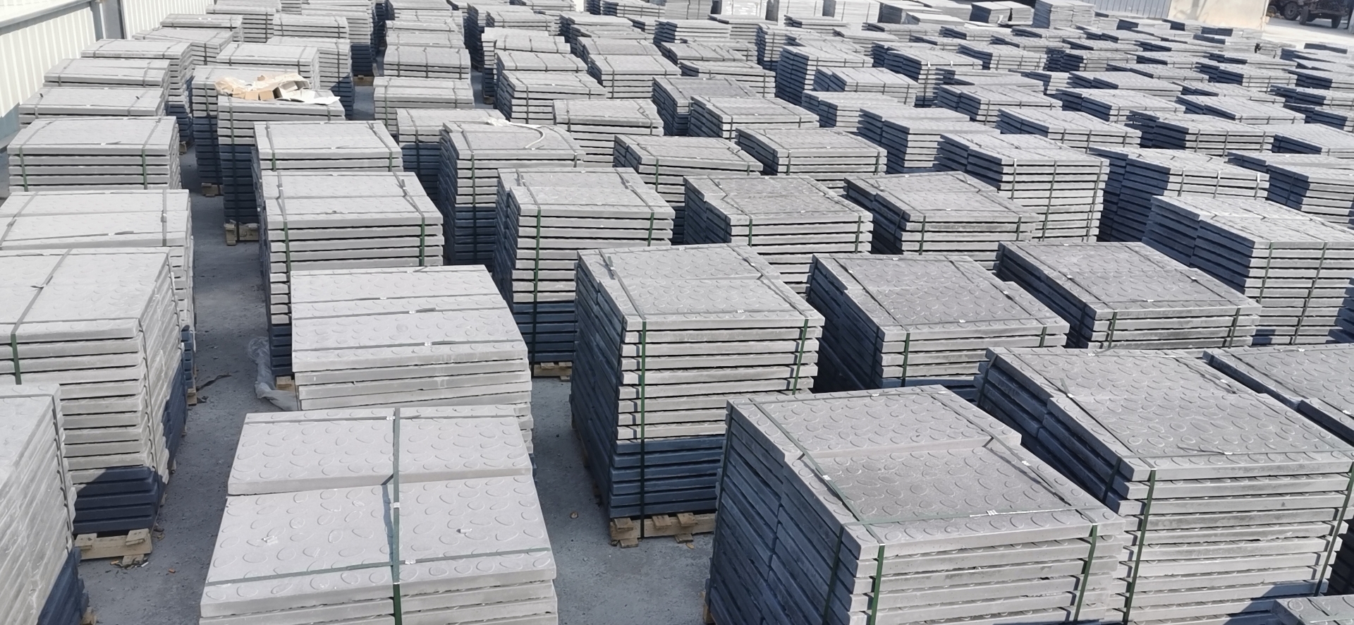 發(fā)往湖北荊州市蒙華鐵路22標一工區(qū)橋梁電纜溝蓋板